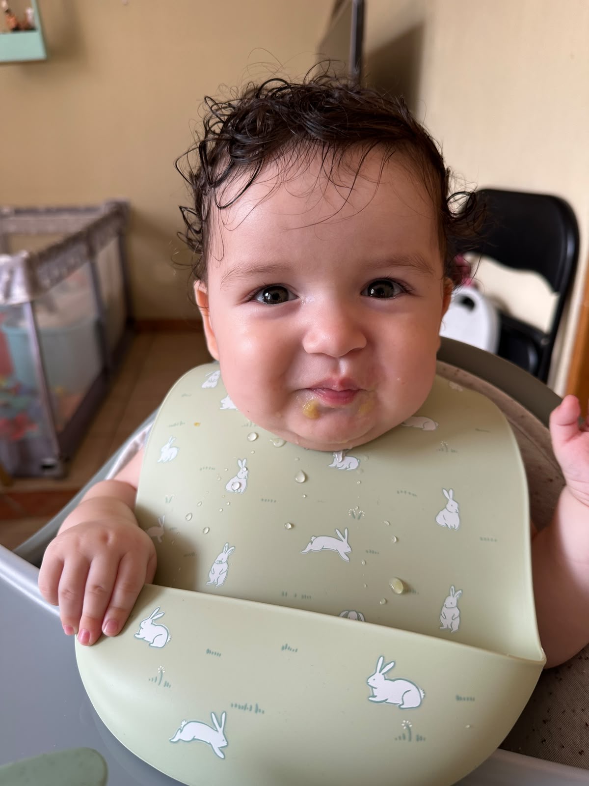 Dante comiendo con su babero de conejitos