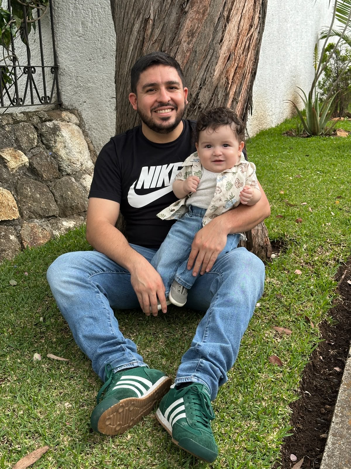 Dante con papá en el jardín