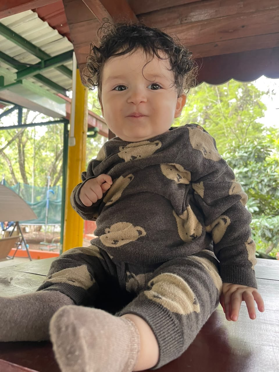 Dante con su suéter de ositos