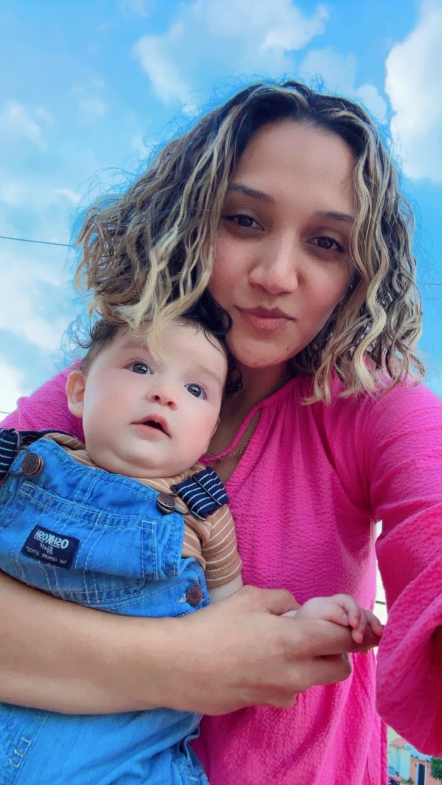 Dante con mamá bajo el cielo azul