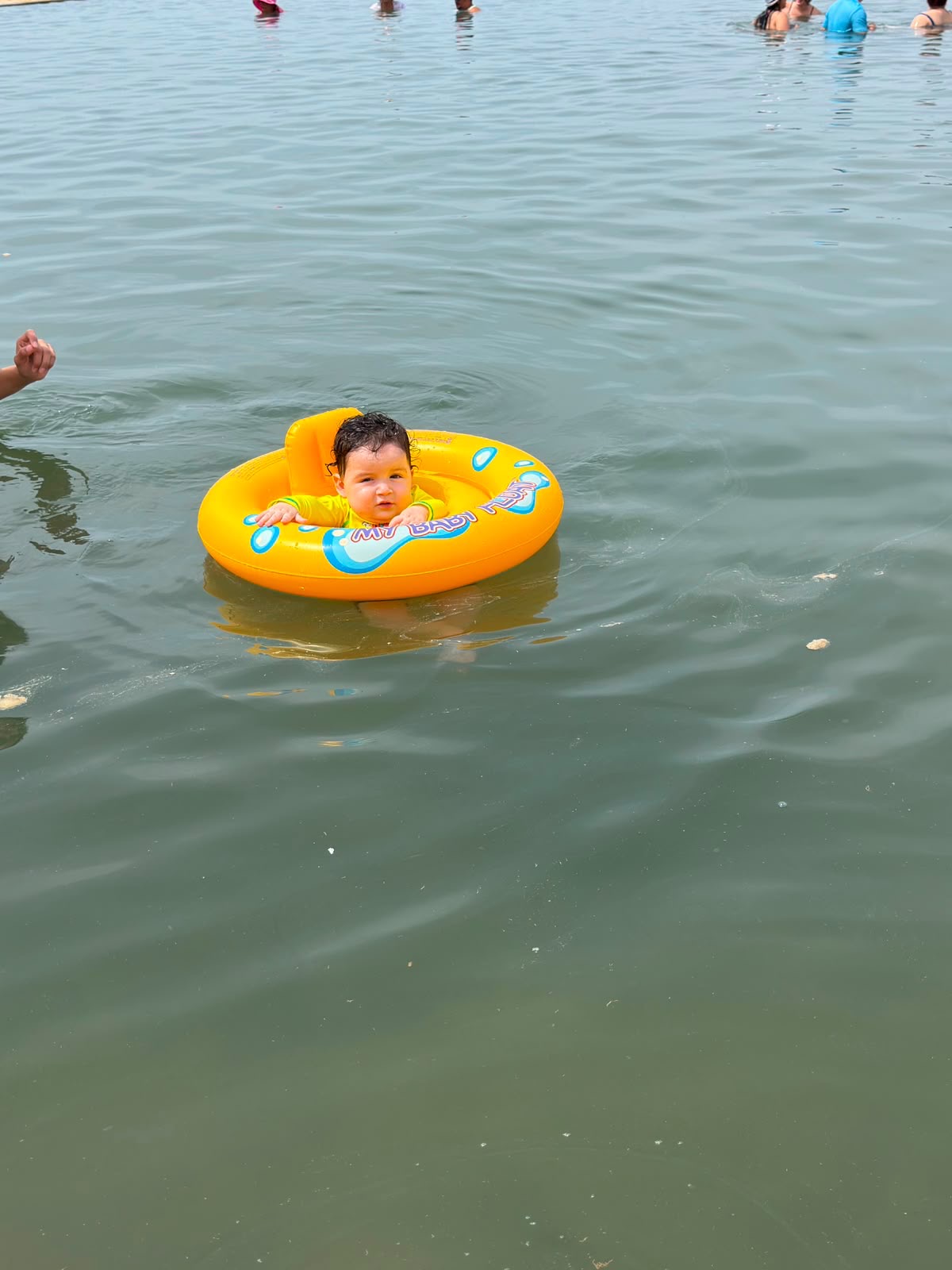 Dante en su flotador en el agua